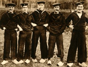 Britische Matrosen tragen holländische Holzschuhe, Erster Weltkrieg, 1914-1918, 1933