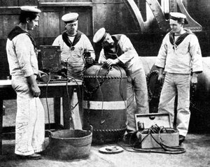 Britische Matrosen verkabeln eine Mine, Erster Weltkrieg, 1914 von Unbekannt