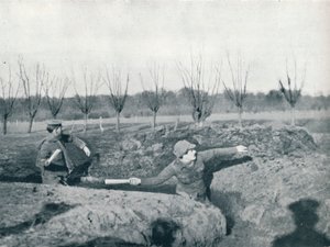 Britische Soldaten üben das Werfen von Handgranaten, um 1914 von Unbekannt