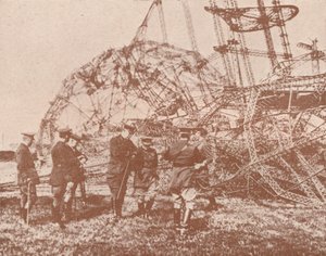 Britische Stabsoffiziere untersuchen das Wrack eines in England abgeschossenen Zeppelins, um 1917 von Unbekannt