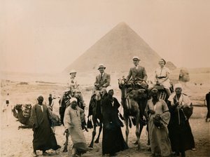 Britische Touristen auf Kamelen vor der Großen Pyramide, Gizeh, Ägypten, 1936 von Unbekannt