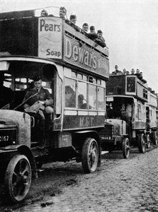 Britische Truppen werden mit Autobussen an einen neuen Frontabschnitt verlegt, 1915 von Unbekannt
