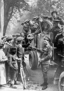 Britische Truppen auf dem Weg zur Front, Frankreich, 1914