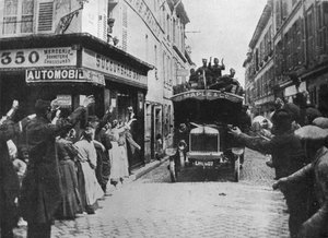 Britische Truppen werden bei ihrer Ankunft mit dem Motorwagen in einer französischen Stadt begrüßt, 1915 von Unbekannt