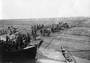 Britische Truppen entladen Datteln am Ufer des Tigris, 1918