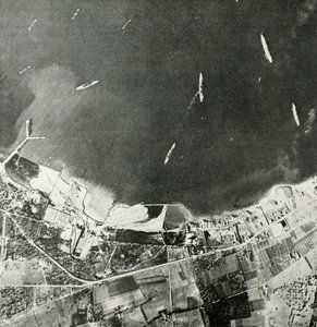 Britische Kriegsschiffe vor der Küste Maltas, Zweiter Weltkrieg, 1940-1942, 1944 von Unbekannt