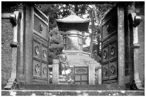 Bronzetor und Grab, Shiba Park, Tokio, Japan, 1904 von Unbekannt