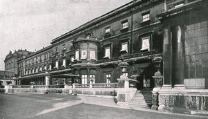 Buckingham Palace...zeigt den Raum, in dem der König starb, 1910 von Unbekannt