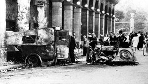 Ausgebrannte Fahrzeuge in der Rue de Castiglione, Befreiung von Paris von Unbekannt