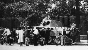 Zuschauer untersuchen einen verlassenen Panzer in der Rue de Medicis, Befreiung von Paris, August 1944 von Unbekannt