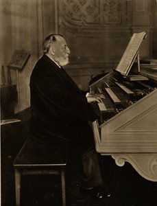 Camille Saint-Saëns 1835-1921 an der Orgel, 1913