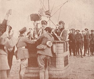 Kanadischer offizieller Kameramann und Assistent bereit, in einem Drachenballon aufzusteigen, um 1917 1919