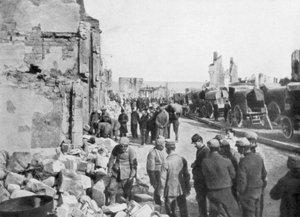 Gefangene deutsche Soldaten räumen Trümmer von den Straßen von Clermont-en-Argonne, Frankreich, 1914