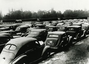 Von den Besatzern beschlagnahmte Autos, Vincennes, Paris, 1940-1944 von Unbekannt