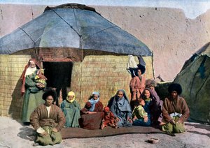 Zentralasiatische Familie vor ihrem Haus von Unbekannt
