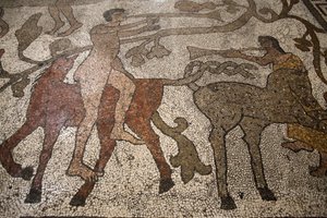 Zentrales Schiffs-Mosaik auf dem Boden des Otranto-Duomo: Reiter, Otranto, Italien