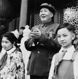 Vorsitzender Mao Zedong applaudiert den Paradegängern von der Tribüne am Tien An Men in Peking, China von Unbekannt