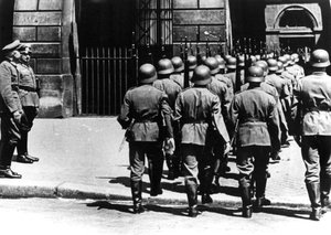 Wachablösung am deutschen Hauptquartier im besetzten Paris, Juni 1940 von Unbekannt