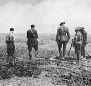 Kaplan führt Beerdigungszeremonie im Feld durch, während die Beerdigungsgruppe ihre Ehrerbietung erweist, um 1916