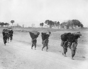 Kohlenlieferanten auf dem Weg nach Peking, China, spätes 19. oder frühes 20. Jahrhundert von Unbekannt