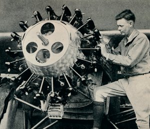 Charles Lindbergh überprüft den Motor seines Flugzeugs vor seinem transatlantischen Flug
