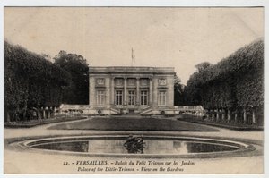 Schloss Versailles: Außenansicht des Palastes des Peer Trianon in den Gärten - Postkarte Ende 19. Anfang 20. Jahrhundert von Unbekannt