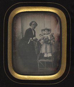 Kind auf einem Stuhl stehend und Blumen haltend, mit Mutter, um 1855