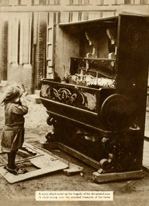 Kind mit beschädigtem Klavier nach einem Luftangriff, der es obdachlos machte, Erster Weltkrieg, 1918, 1935 von Unbekannt
