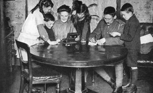 Kinder leeren ihre Sparbüchsen, um in Kriegsanleihen zu investieren, 1936 von Unbekannt