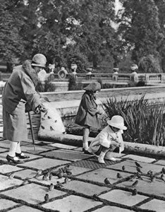 Kinder füttern die Spatzen im Hyde Park, London, 1926-1927 von Unbekannt
