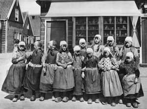 Kinder in Nationaltracht, Marken, Niederlande, ca. 1934