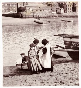 Kinder spielen am Wasser, Whitby Hafen, um 1905 von Unbekannt