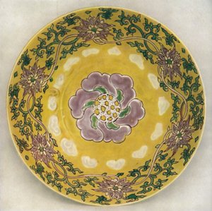 Chinesische Emailbemalte Porzellanschale. Chia Ching Periode, 1522-1566 von Unbekannt
