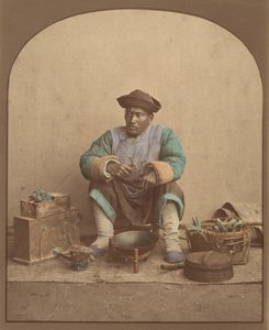 [Chinesischer Mann mit Werkzeugen sitzend] von Unbekannt