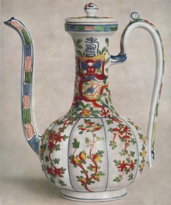 Chinesische Porzellankanne mit Fünffarbendekoration. Periode von Wan Li, 1573-1619, 1928 von Unbekannt