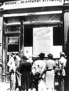 Bürger von Paris vor einem deutschen Arbeitsvermittlungsbüro, 1940-1944 von Unbekannt