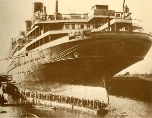 Reinigung des Rumpfes der Majestic im Trockendock, um 1930 von Unbekannt