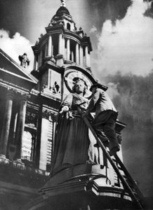 Reinigung der Statue von Königin Anne im Rahmen der Silberjubiläumsfeierlichkeiten von König George V., 1935 von Unbekannt