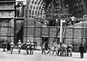 Räumung des Sandsackschutzes von der Fassade von Notre Dame, deutsch besetztes Paris, 1940