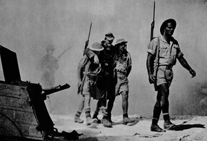 Nahaufnahme einer großen Schlacht. Die Australier bringen einen verwundeten Gefangenen, 1942-1944 von Unbekannt