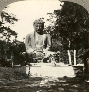 Kolossale Buddha-Statue, verehrt von den Japanern, in einem Waldtempel, Kamakura, Japan, ca. 1900 von Unbekannt
