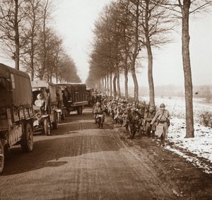 Kolonne von Lastwagen und Truppen, Somme-Tourbe, Nordfrankreich, um 1914-1918