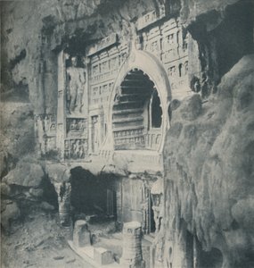 Säulen und Architrav aus dem Felsen gemeißelt mit wunderbarer Geschicklichkeit