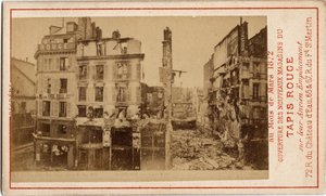 Kommune von Paris (1871): Eröffnung der Kaufhäuser des Carpet Rouge, eine Werbekarte, die das Gebäude ein Jahr zuvor zeigt, in Ruinen während der Kommune. von Unbekannt