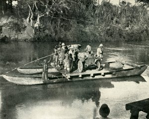 Transport von Motorfahrzeugen über den Mbaka-Fluss, Deutsch-Ostafrika, 1919 von Unbekannt