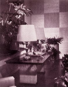 Ecke eines großen Wohnzimmers, entworfen von Paul T. Frankl, 1949 von Unbekannt