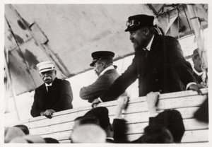 Graf Zeppelin und Dr. Eckener in einer Zeppelin-Gondel, Schwaben, Deutschland von Unbekannt