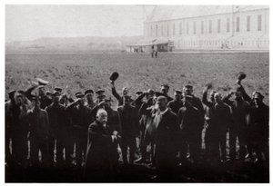 Graf Zeppelin wird von Mitgliedern der Marine-Luftschiffflotte begrüßt, Deutschland, 1914-1917, 1933 von Unbekannt