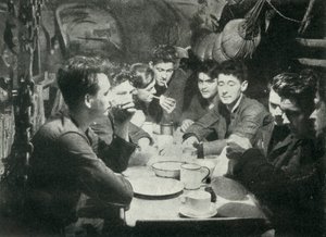 Besatzung eines britischen U-Bootes im Mannschaftsraum, Zweiter Weltkrieg, 1945 von Unbekannt