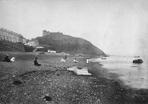 Criccieth - Blick auf den Strand und die Burg, 1895 von Unbekannt